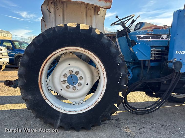 image for item OE9328 Ford CA414D MFWD tractor