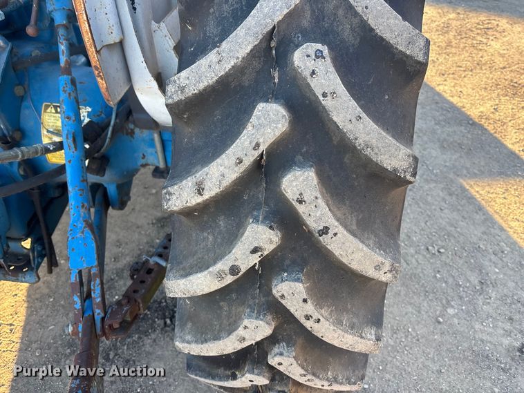 image for item OE9328 Ford CA414D MFWD tractor