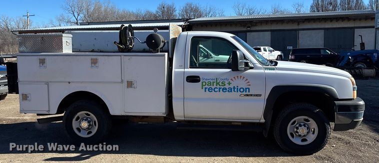 image for item OE9344 2003 Chevrolet Silverado 2500HD utility bed pickup truck