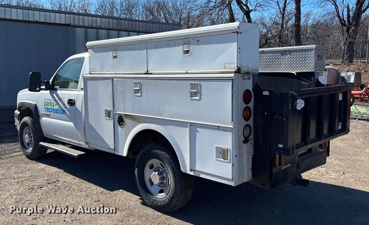 image for item OE9344 2003 Chevrolet Silverado 2500HD utility bed pickup truck