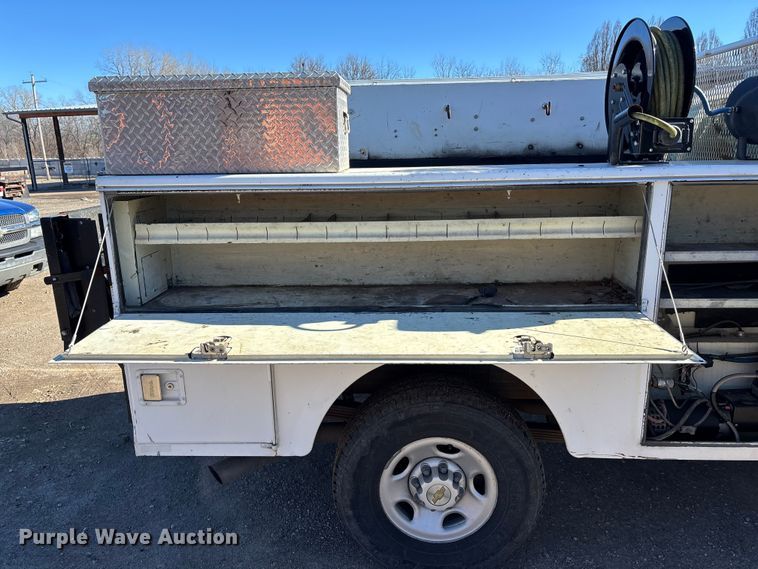 image for item OE9344 2003 Chevrolet Silverado 2500HD utility bed pickup truck