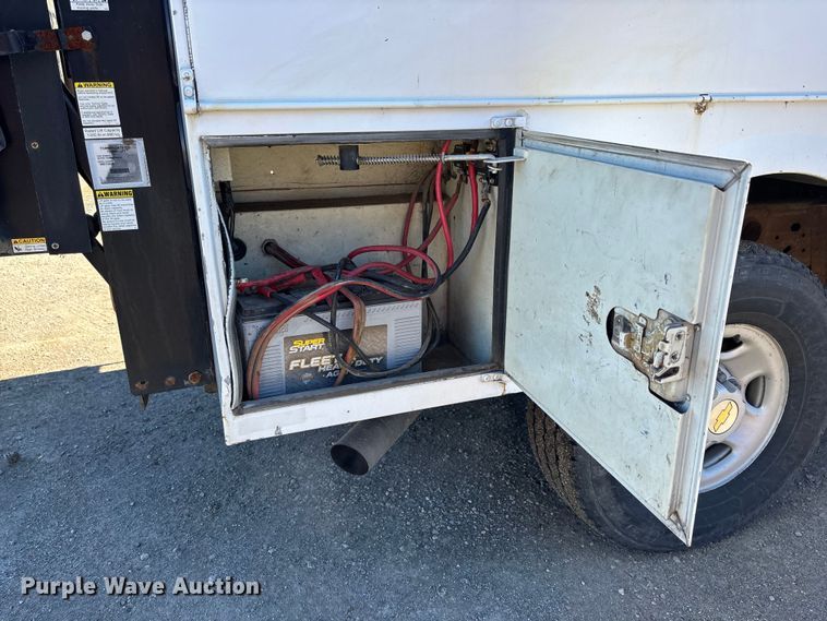 image for item OE9344 2003 Chevrolet Silverado 2500HD utility bed pickup truck