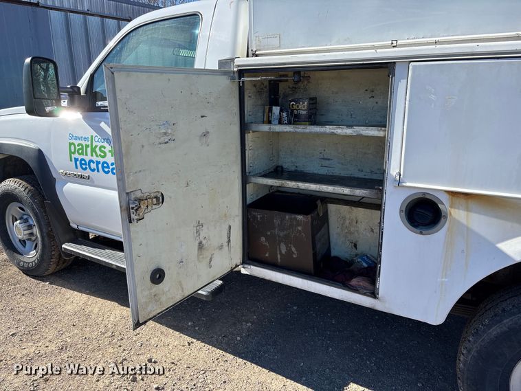 image for item OE9344 2003 Chevrolet Silverado 2500HD utility bed pickup truck