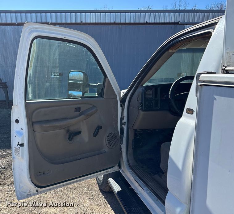 image for item OE9344 2003 Chevrolet Silverado 2500HD utility bed pickup truck