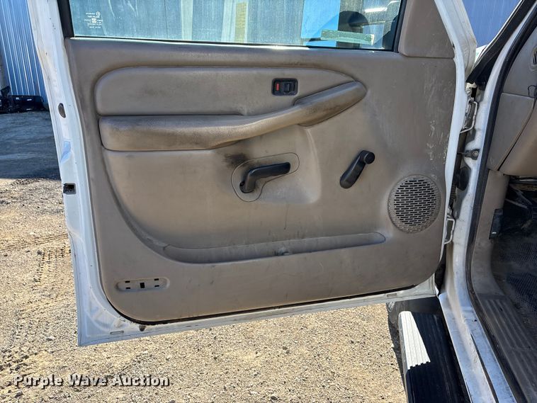 image for item OE9344 2003 Chevrolet Silverado 2500HD utility bed pickup truck