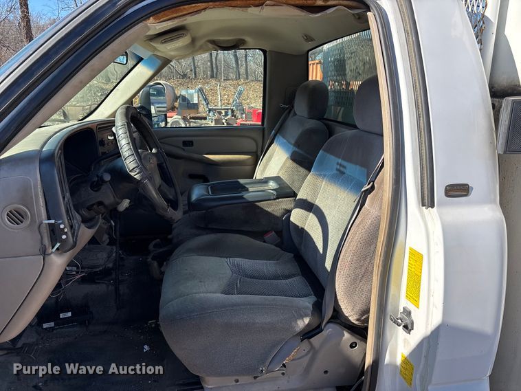 image for item OE9344 2003 Chevrolet Silverado 2500HD utility bed pickup truck