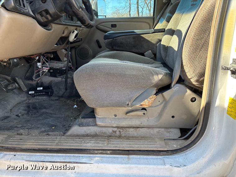 image for item OE9344 2003 Chevrolet Silverado 2500HD utility bed pickup truck