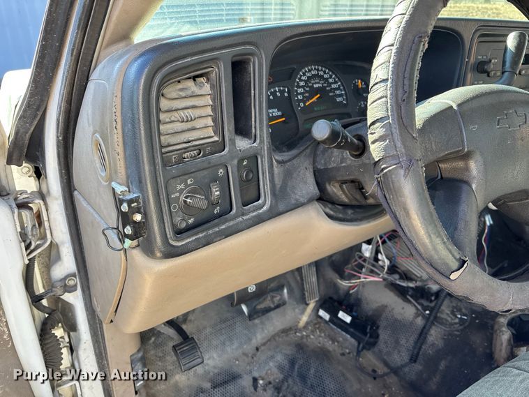 image for item OE9344 2003 Chevrolet Silverado 2500HD utility bed pickup truck