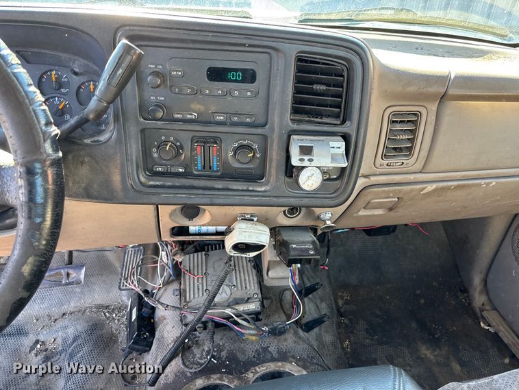 image for item OE9344 2003 Chevrolet Silverado 2500HD utility bed pickup truck