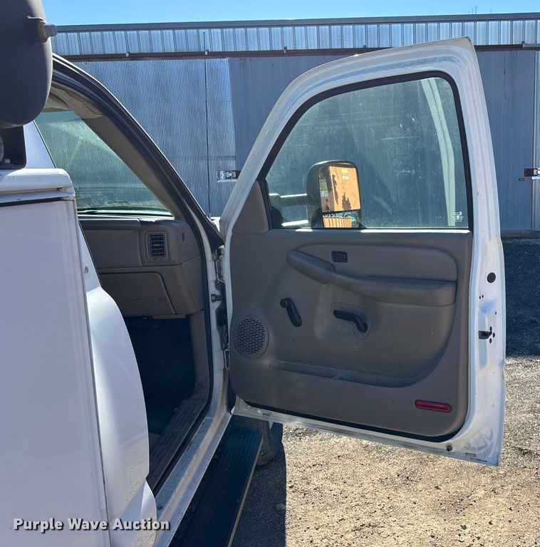 image for item OE9344 2003 Chevrolet Silverado 2500HD utility bed pickup truck