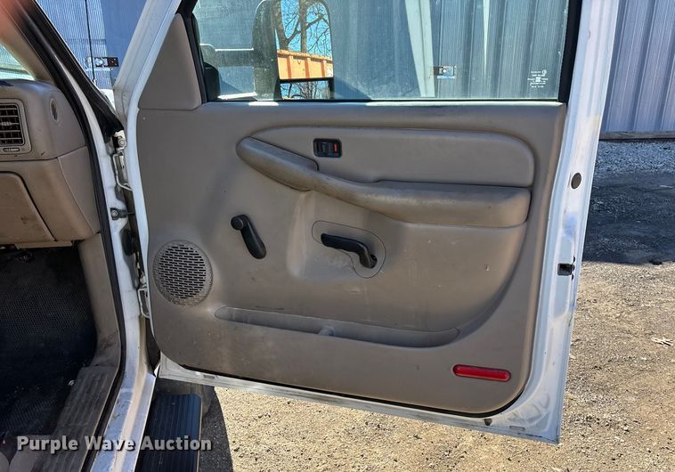 image for item OE9344 2003 Chevrolet Silverado 2500HD utility bed pickup truck