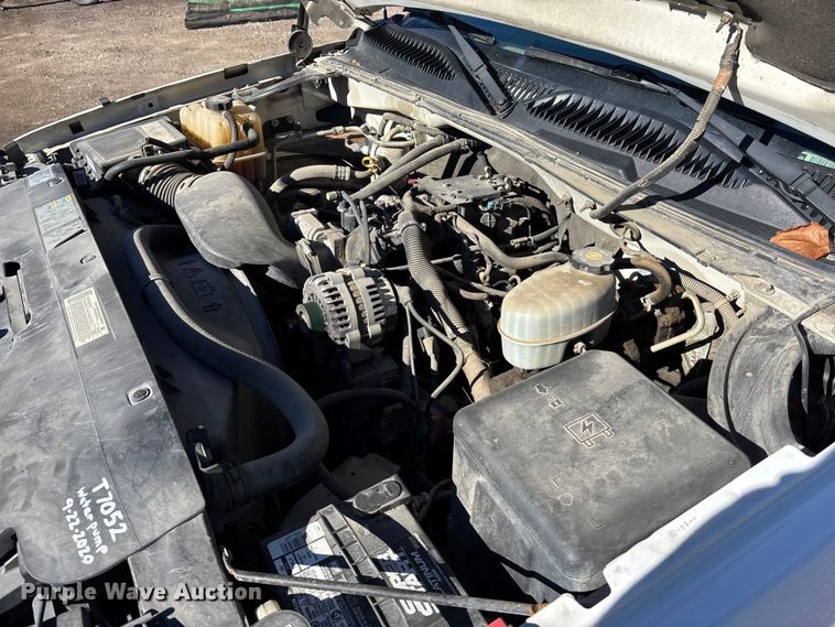 image for item OE9344 2003 Chevrolet Silverado 2500HD utility bed pickup truck