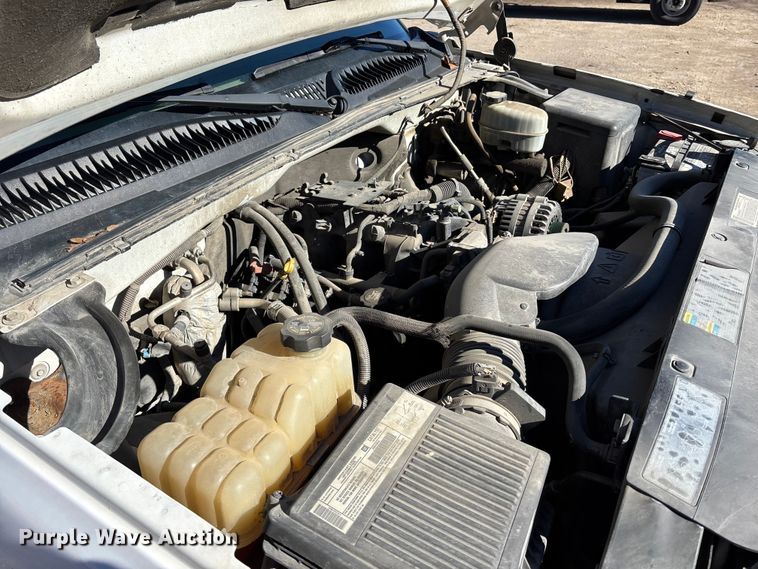 image for item OE9344 2003 Chevrolet Silverado 2500HD utility bed pickup truck