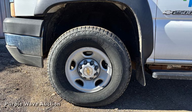 image for item OE9344 2003 Chevrolet Silverado 2500HD utility bed pickup truck