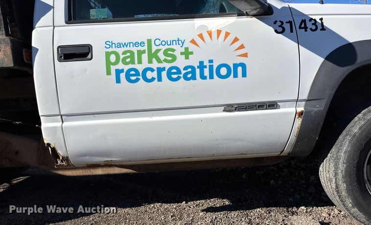 image for item OE9349 2000 Chevrolet K2500 dump bed pickup truck