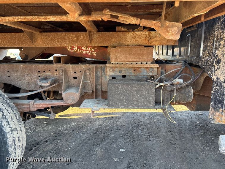 image for item OE9352 2006 Ford F450 dump truck