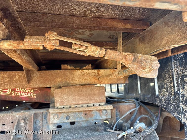image for item OE9352 2006 Ford F450 dump truck