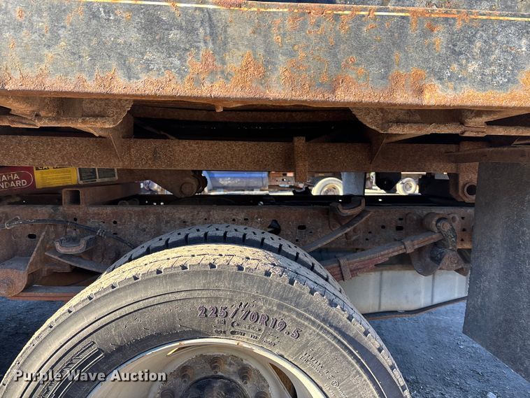 image for item OE9352 2006 Ford F450 dump truck