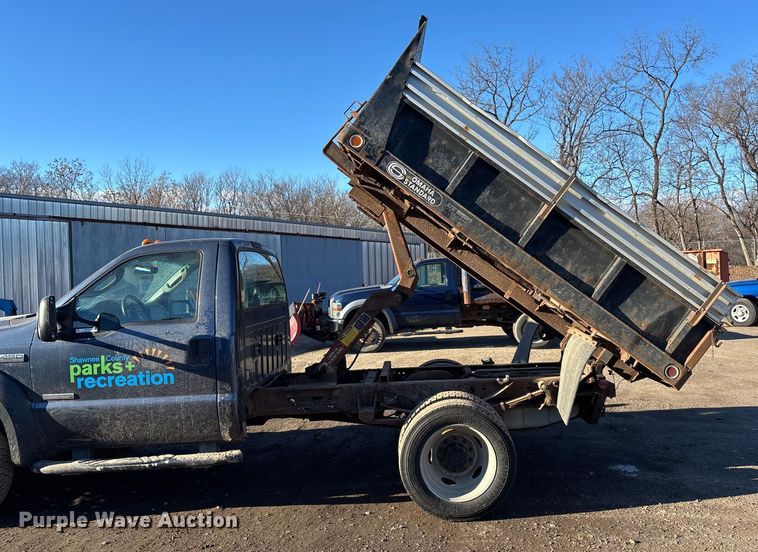 image for item OE9352 2006 Ford F450 dump truck