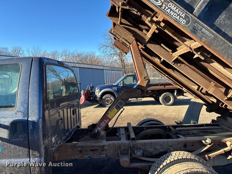 image for item OE9352 2006 Ford F450 dump truck