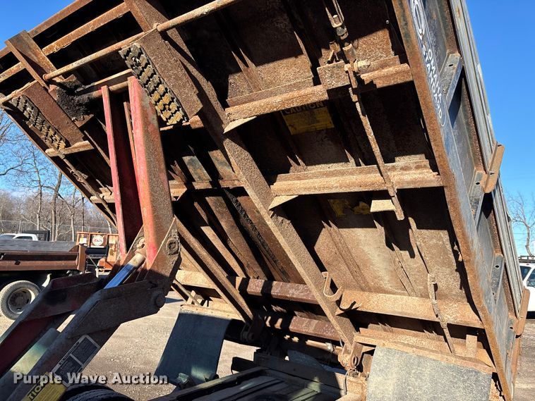 image for item OE9352 2006 Ford F450 dump truck