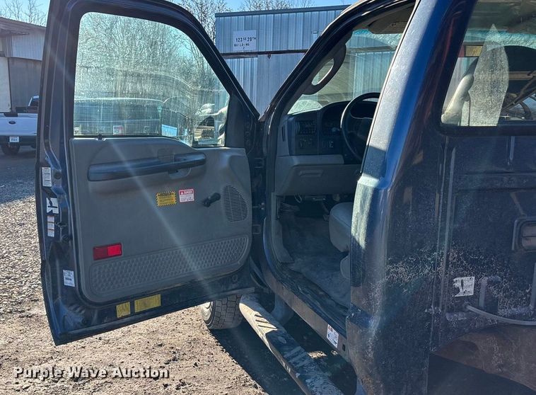 image for item OE9352 2006 Ford F450 dump truck