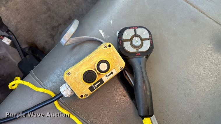 image for item OE9352 2006 Ford F450 dump truck