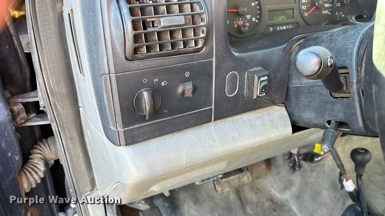 image for item OE9352 2006 Ford F450 dump truck