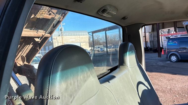 image for item OE9352 2006 Ford F450 dump truck