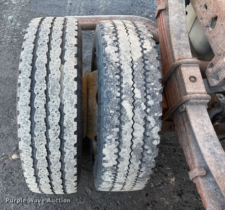 image for item OE9352 2006 Ford F450 dump truck