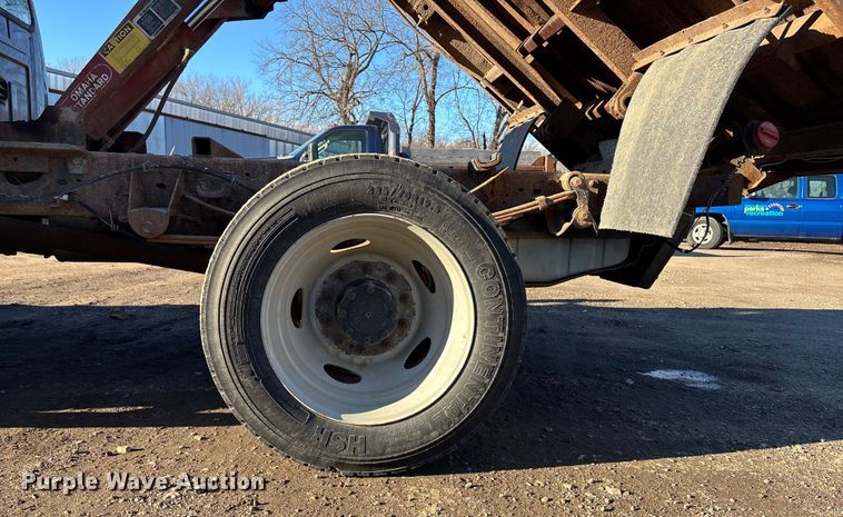 image for item OE9352 2006 Ford F450 dump truck