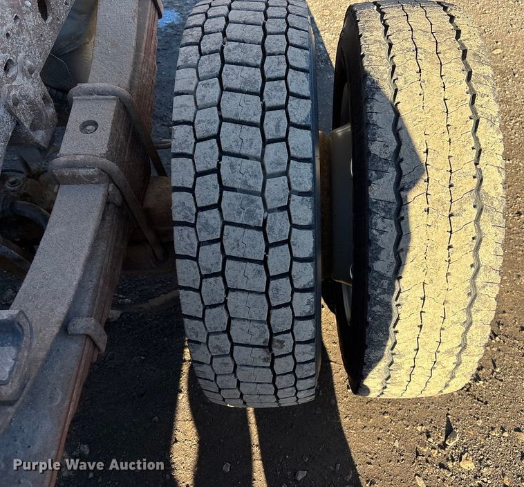 image for item OE9352 2006 Ford F450 dump truck