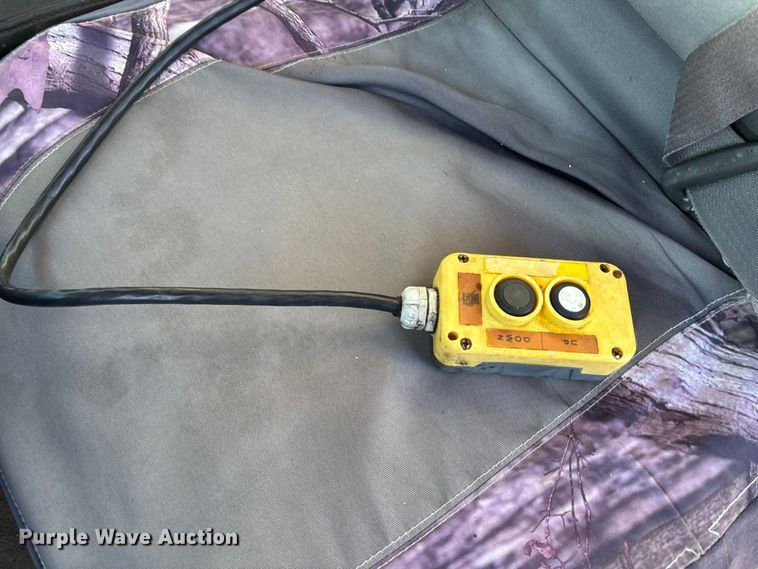 image for item OE9355 2003 Chevrolet Silverado 3500 dump bed pickup truck