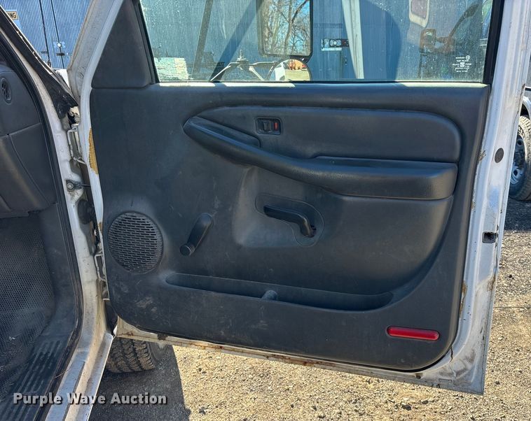 image for item OE9355 2003 Chevrolet Silverado 3500 dump bed pickup truck