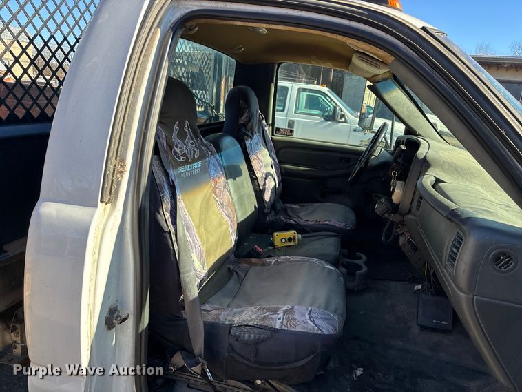 image for item OE9355 2003 Chevrolet Silverado 3500 dump bed pickup truck