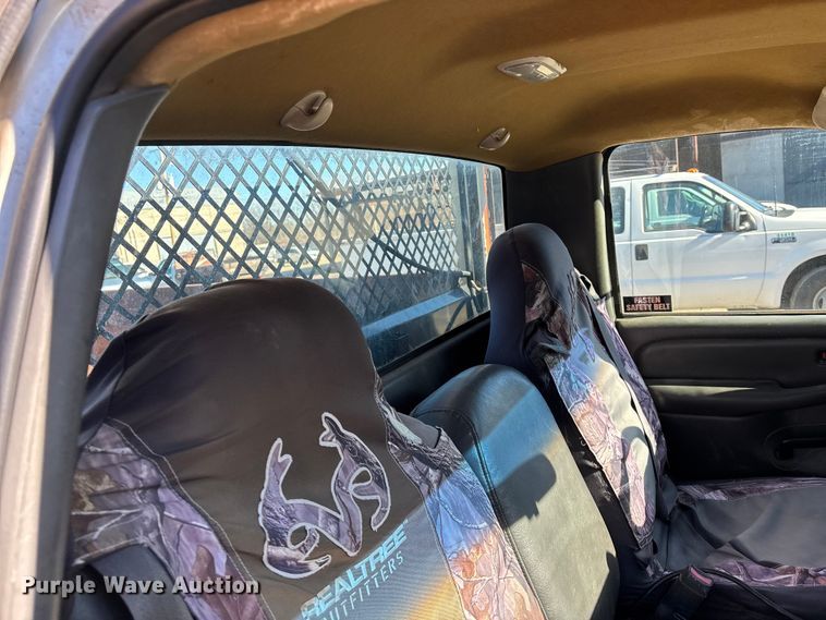 image for item OE9355 2003 Chevrolet Silverado 3500 dump bed pickup truck