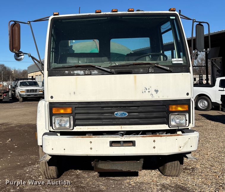 image for item OE9367 1992 Ford CF7000 dump flatbed truck