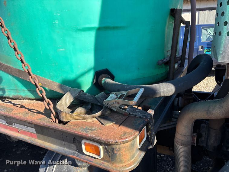 image for item OE9367 1992 Ford CF7000 dump flatbed truck