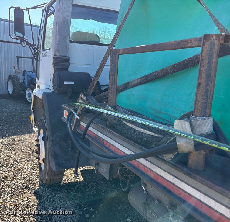 image for item OE9367 1992 Ford CF7000 dump flatbed truck