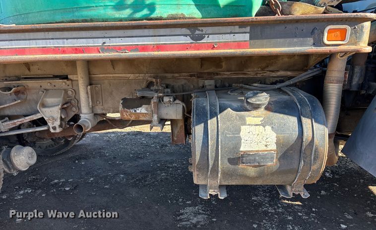 image for item OE9367 1992 Ford CF7000 dump flatbed truck