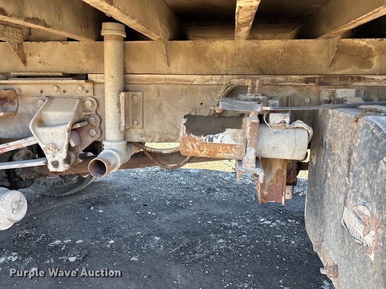 image for item OE9367 1992 Ford CF7000 dump flatbed truck