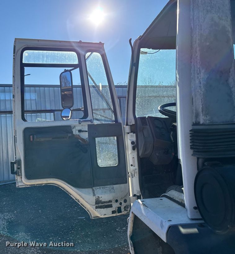 image for item OE9367 1992 Ford CF7000 dump flatbed truck