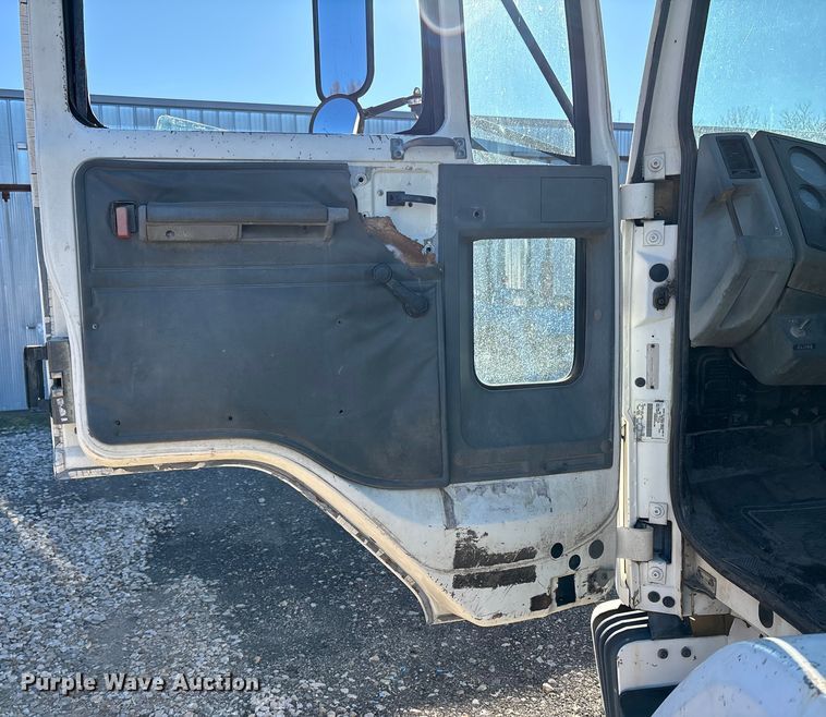 image for item OE9367 1992 Ford CF7000 dump flatbed truck