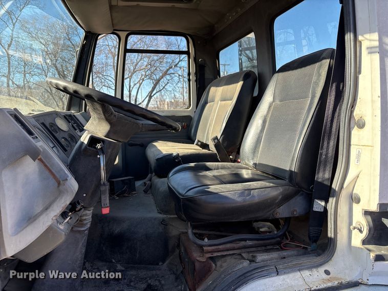 image for item OE9367 1992 Ford CF7000 dump flatbed truck