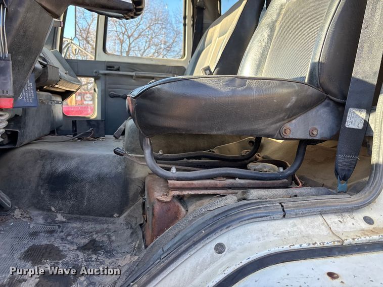 image for item OE9367 1992 Ford CF7000 dump flatbed truck