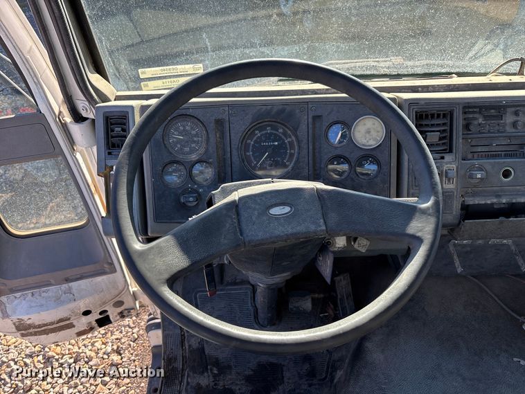 image for item OE9367 1992 Ford CF7000 dump flatbed truck