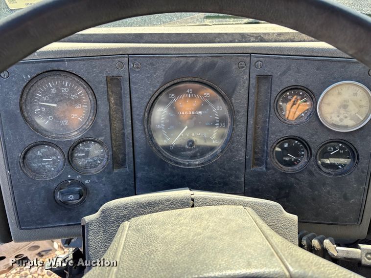 image for item OE9367 1992 Ford CF7000 dump flatbed truck