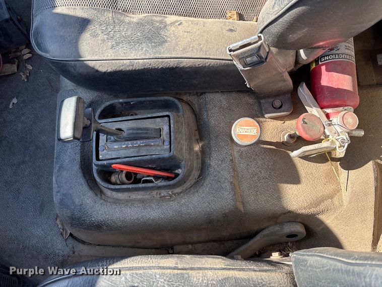 image for item OE9367 1992 Ford CF7000 dump flatbed truck