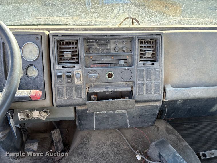 image for item OE9367 1992 Ford CF7000 dump flatbed truck