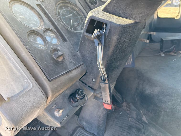 image for item OE9367 1992 Ford CF7000 dump flatbed truck